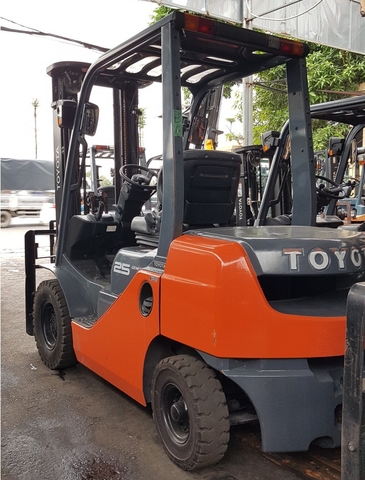 Xe nâng 2,5 tấn dịch giá chui công