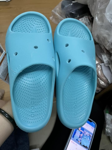 Dép quai ngang Crocs màu xanh sale 190K