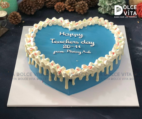 008 Bánh trái tim phong cách retro nền xanh dương