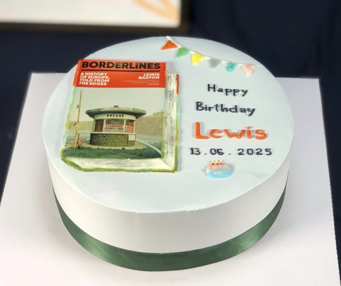 [1540] Bánh kem vẽ hình quyển sách - quà tặng tinh tế đầy tâm ý.