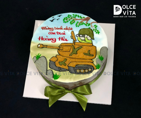 723 (90) Cậu bé cầm ống nhòm đứng trên xe tăng