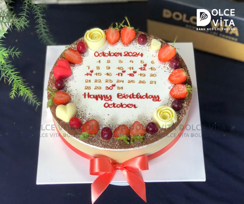 T014 - Tiramisu vẽ lịch (phủ kem trắng mặt bánh)