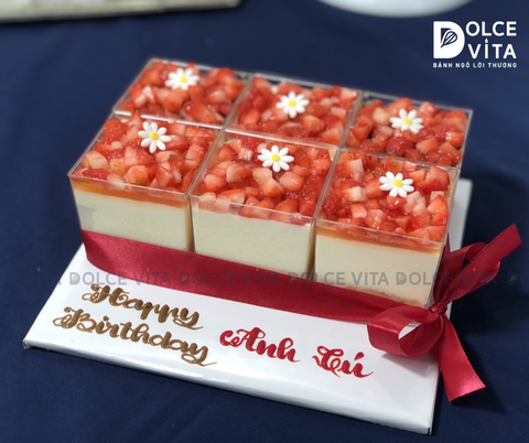 592 (2) Set bánh ly nhiều vị trang trí dâu tây