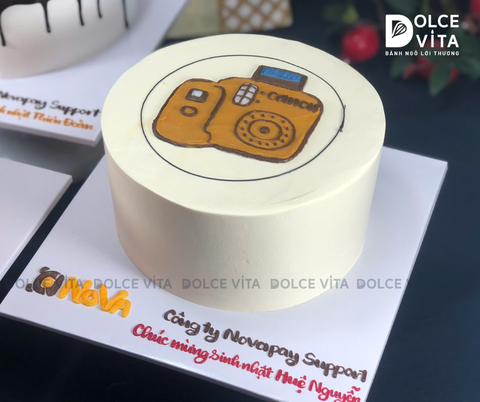 [0672] (30) Bánh kem vẽ máy ảnh