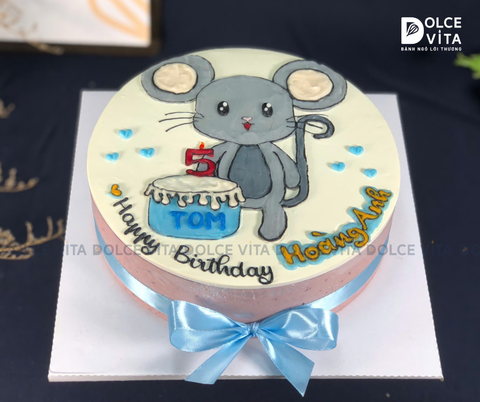 [1511] (60) Bánh vẽ chú chuột bên bánh kem sinh nhật