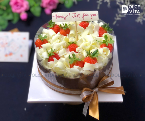 1059 (30-30-50-80) Chocolate mousse trang trí socola trắng và dâu tây