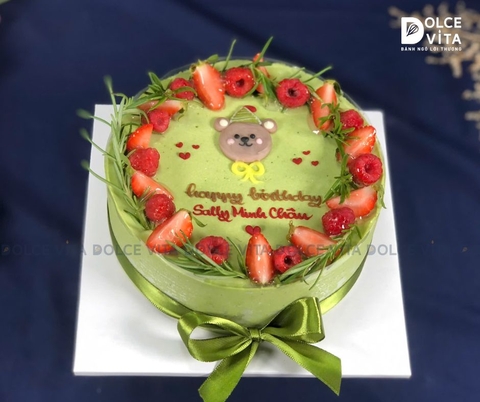 [1824] Bánh sinh nhật trà xanh vẽ gấu - trang trí dâu tây và việt quất rực rỡ (45-70-80-100)