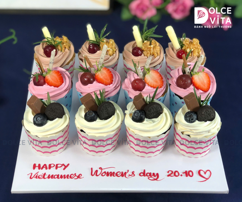 [312] Set cupcake trang trí kem và dâu tây đẹp mắt