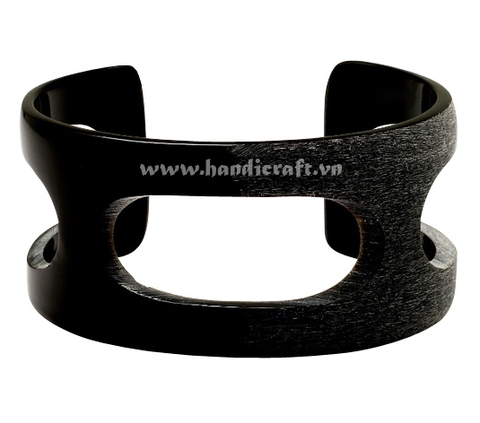Hole matte horn & lacquer cuff bracelet