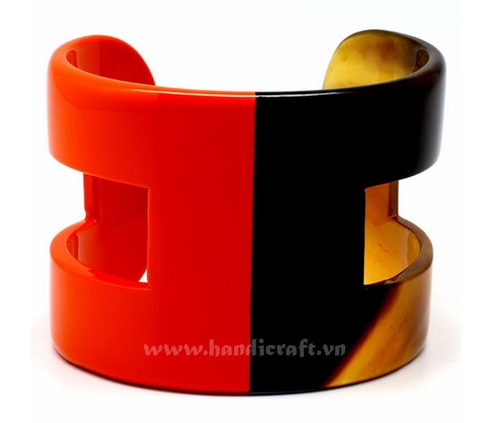 Horn & red lacquer cuff bracelet