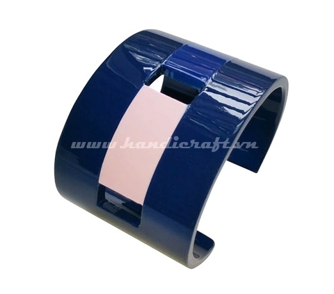 Cuff horn bracelet with lacquer