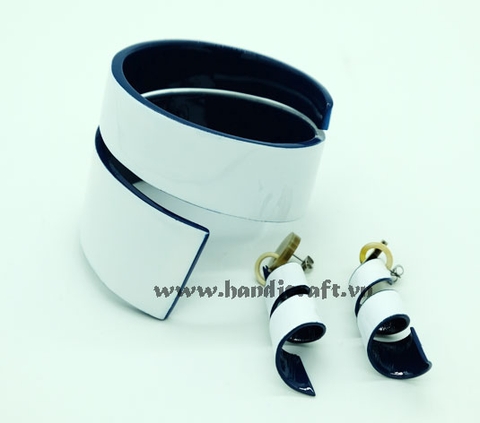 Natural rolling horn & lacquer bangle bracelet