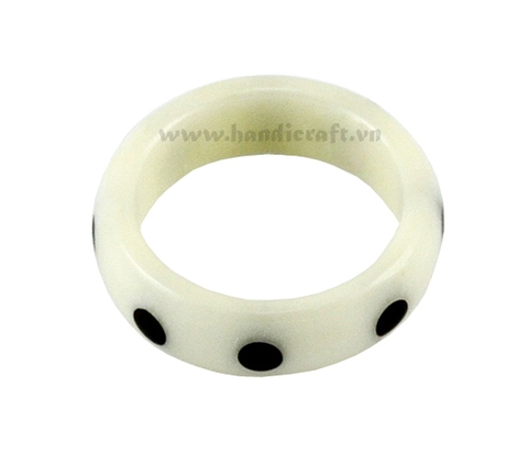Horn with seashell carved ring