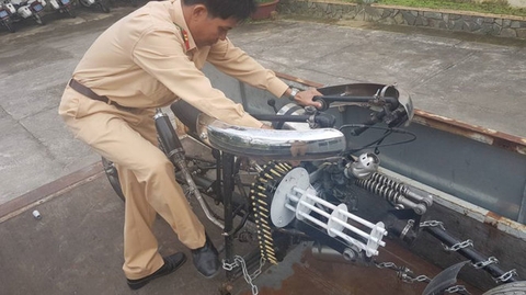 ​Độ cả súng đại liên, băng đạn trên mô tô