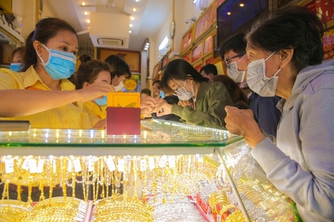 Người dân TPHCM đội mưa, xếp hàng dài từ sáng sớm mua vàng ngày vía Thần Tài