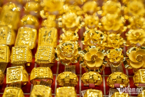 Giá vàng hôm nay (trưa 30-4): Lao dốc