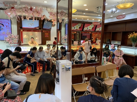 Xếp hàng từ 3 giờ sáng mua vàng Thần Tài, nhiều người lãi đậm sau một năm