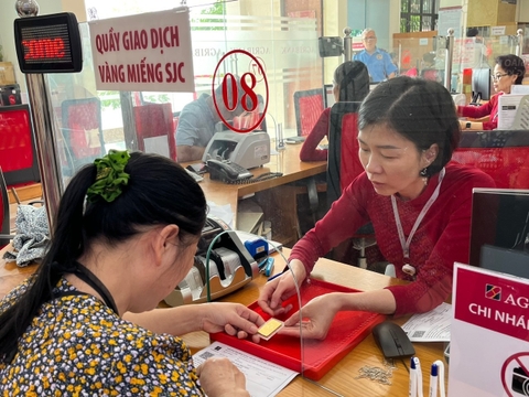 Thay vì xếp hàng sáng sớm, người dân có thể đăng ký mua vàng miếng SJC online