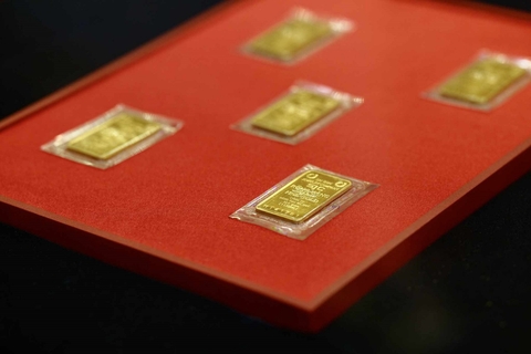 Vàng miếng SJC được ngân hàng định danh, rủi ro nếu mua qua 'cò', thuê xếp hàng