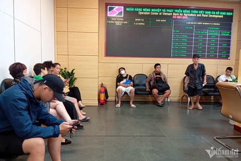 Ngân hàng giảm giá vàng 1 triệu/lượng, ‘cháy hàng’ sớm dân vẫn kiên nhẫn chờ