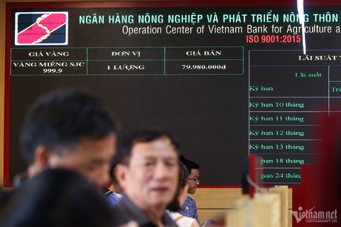 Kỳ vọng giá vàng giảm tiếp, nhiều người đến xem ngân hàng bán vàng rồi ra về