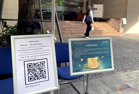 Ngân hàng đồng loạt ngừng phát số bán vàng trực tiếp, vẫn có khách đứng chờ