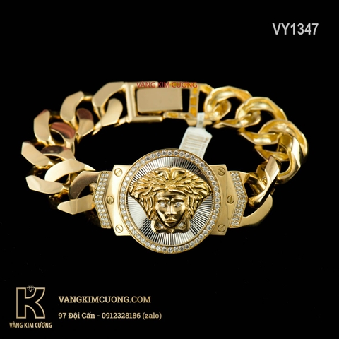 Lắc tay vàng nam Versace là biểu tượng của sự giàu có và đẳng cấp. Với hợp kim vàng 18K và điểm nhấn bằng hạt đá mạ vàng, sản phẩm luôn thu hút ánh nhìn của người khác khiến bạn trở nên lộng lẫy và sang trọng hơn bao giờ hết. Hãy xem hình ảnh để cảm nhận sự đẳng cấp này.