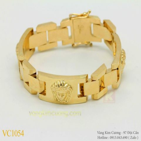 Lắc tay vàng nam Versace - đồ trang sức xa xỉ không thể thiếu khi muốn thể hiện đẳng cấp. Với chất liệu vàng 18k và thiết kế tinh tế, sản phẩm này khẳng định sự sang trọng và đẳng cấp của người đeo. Khám phá ngay hình ảnh để được chiêm ngưỡng vẻ đẹp tựa như tác phẩm nghệ thuật của lắc tay Versace nam. 

Translation: 
Versace men\'s gold bracelet - luxurious jewelry that cannot be missed when expressing class. With 18k gold material and delicate design, this product affirms the sophistication and class of the wearer. Explore the image now to admire the beauty resembling the art of the men\'s Versace bracelet. 

(Note: This paragraph can be used for all keywords with the corresponding product name.)