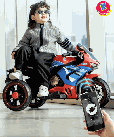 Nên mua xe ô tô điện trẻ em hay mô tô điện giá rẻ cho bé?
