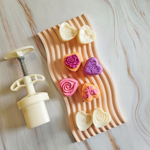 Khuôn trung thu 4 mặt trái tim Love 30gr