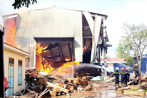 Phòng cháy chữa cháy (PCCC): Cháy lớn tại kho gỗ quý hiếm ở Quảng Bình