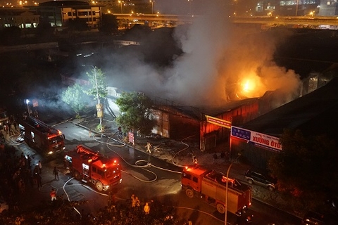 Gara hàng nghìn m2 ở Hà Nội cháy, thiêu rụi nhiều ôtô