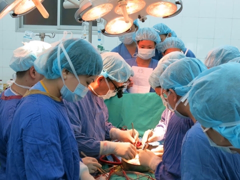 Bác sĩ Việt Nam ghép gan, thận không thua gì thế giới