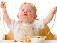 Cách dạy bé tự ăn 1 mình và giải đáp thắc mắc