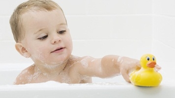 Cách tắm cho bé trong bồn tắm lớn