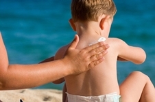 Nên hay không nên chống nắng cho trẻ em?