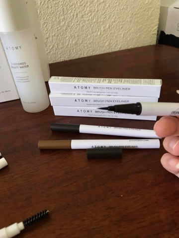 Bút kẻ mắt dạng cọ màu nâu - Atomy Brush Pen Eyeliner