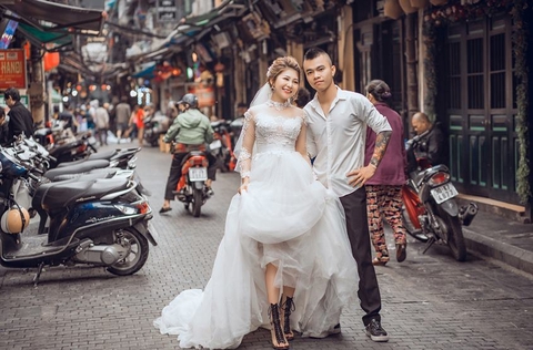 Album ảnh cưới chụp ở phố cổ Mã Mây - Hồ Gươm: cặp Phúc - Đào