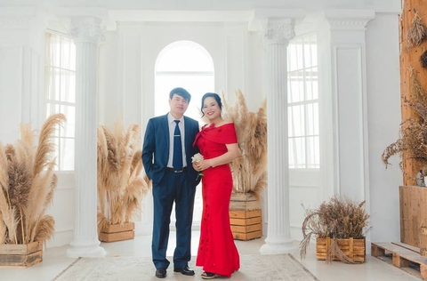 Chụp ảnh kỷ niệm ngày cưới tại phim trường Santorini và tư gia tại Hà Nội: chú Bình - cô Hồng