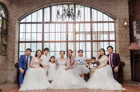 Chụp ảnh gia đình nhiều thế hệ trong studio phim trường Hà Nội