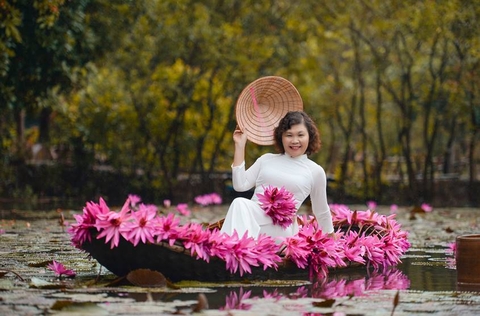 Chụp ảnh với hoa súng ở Suối Yến - chùa Hương, đẹp nao lòng