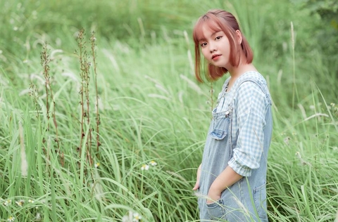 Chụp ảnh bạn gái với vẻ đẹp nhẹ nhàng trong không gian cánh đồng cỏ lau: Lan Anh