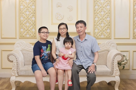 Chụp ảnh gia đình ghép nền kỹ thuật số trong studio tại Hà Nội: nhà anh Hoài - chị Huyền