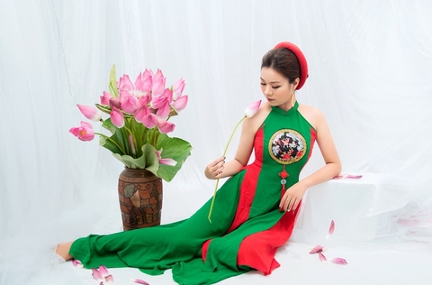 Chụp ảnh với hoa sen cực đẹp trong studio cho cô nàng Ái Linh