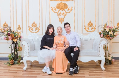 Chụp ảnh gia đình cùng ba mẹ và bà thương yêu: anh Tùng - Hà Nội