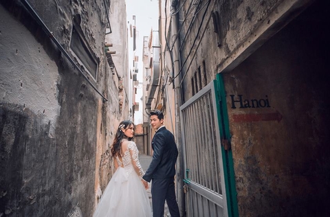 Chụp ảnh cưới ở phố cổ Hà Nội buổi tối nồng nàn: cặp Tài - Trang
