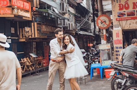 Chụp ảnh cưới nội thành Hà Nội quanh phố cổ xu hướng tự nhiên