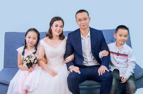 Gia đình chị Châu chụp ảnh kỷ niệm ngày cưới cùng hai bé yêu
