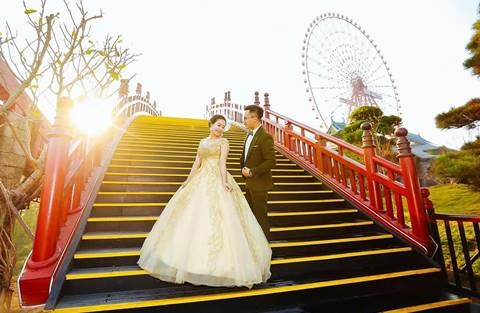 Chụp ảnh cưới tại cầu tình yêu ở… Hạ Long