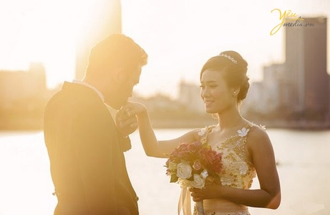 Chụp ảnh cưới đẹp tại cầu tình yêu Đà nẵng